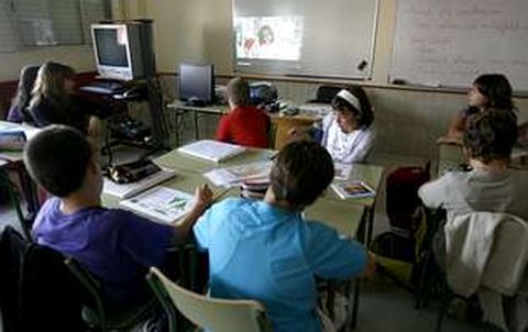 Los alumnos del Luis Pimentel en una clase de pl�stica en ingl�s