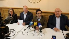 Miguel Tellado este viernes junto al presidente del PP ferrolano, Jos� Manuel Rey, y los candidatos locales a las auton�micas, Martina Aneiros y Pablo Prieto.