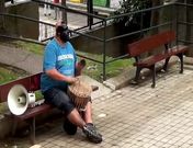 Un vecino de Guip�zcoa se present� ante el edificio donde vive para exigirle el dinero. 