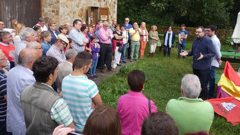 Adri�n Barb�n interviene ante un grupo de militantes en la primera fiesta socialista de Vald�s