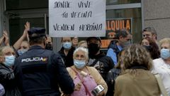 Protestas de los vecinos de Os Mallos por la delincuencia en la zona