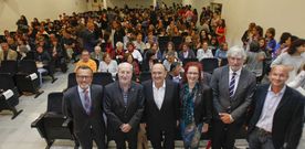 Agust�n Hern�ndez, Manuel Dios, Ubaldo Rueda, Elena V�zquez, Manuel Vila y Gonzalo Mui�os, ayer en el IES Rosal�a de Castro. 