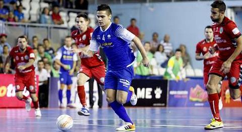 Cospe conduce el bal�n hacia la porter�a contraria seguido por varios jugadores del Tenerife. 