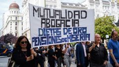 Una pancarta con quejas contra la mutualidad en una protesta del turno de oficio en A Coru�a la semana pasada