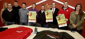 Directivos del club, junto al edil de Deportes y el gerente del Ponti�as, presentaron ayer la competici�n en el F�rum Dezae.