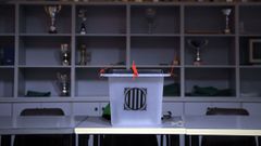 Referendo ilegal en Catalu�a. Urna en un centro de votacio�n en Saria de Ter.