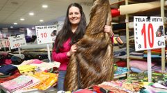 Mar�a G�mez muestra el tejido de pelo que m�s �xito ha tenido para este carnaval. Ella es la encargada de la tienda El Kilo, especializada en la venta de telas por metro, donde tambi�n realizan confecci�n a medida de cortinas, s�banas, manteles, cojines y otros textiles para el hogar. Destacan por la variedad de pieles naturales que venden y ofrecen tambi�n pasamaner�a, brocados de estilo antiguo, as� como cojines ya confeccionados y rellenos para estos. 