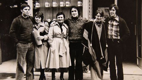 Los presos con mayor condena del Proceso de los 23 al salir de la c�rcel con la amnist�a de 1976, junto a sus mujeres: Rafael Pillado con Pilar Otero, Manuel Amor Deus con Fina Varela, y Jos� Mar�a Riob�o con Encarna Puentes