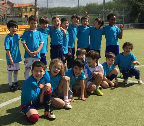 Los ni�os demuestran su compa�erismo en los grupos de trabajo.