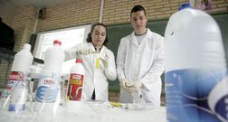 Los alumnos realizaron varios experimentos qu�micos. 