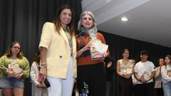 Ar�nzazu Vaquero, � dereita, ga�adora do Xaime Illa Couto de relato curto