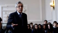 El presidente del TSXG, explicando a los visitantes las funciones del tribunal
