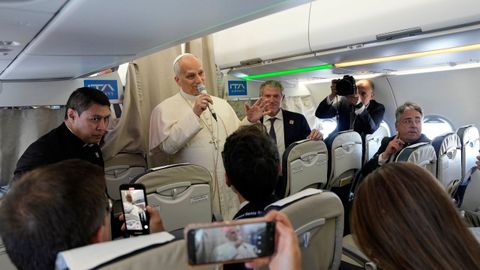 El papa hablando con los periodistas a bordo del avi�n en su viaje a Madrid.