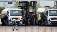 Trabajadores de una refiner�a de Esso llenan de combustible las cisternas de los caminones.