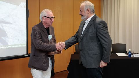 El presidente del clúster, José Manuel Iglesias, hizo entrega del galardón