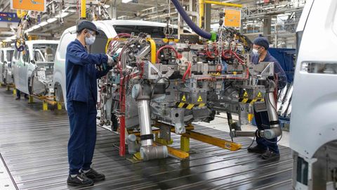 Trabajadores en la planta de Stellantis de Vigo.