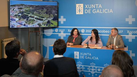 Por la izquierda, Bel�n do Campo, Mar�a M. Allegue y Heriberto Garc�a este mi�rcoles en Arteixo