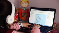 Una alumna gallega trabajando a distancia