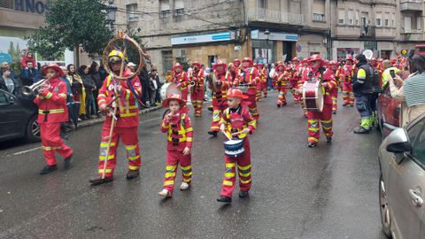 Ritmo y calor para desafiar a la lluvia en el desfile de entroido de O Carballi�o