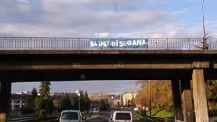 Pancarta en una de las entradas de Oviedo
