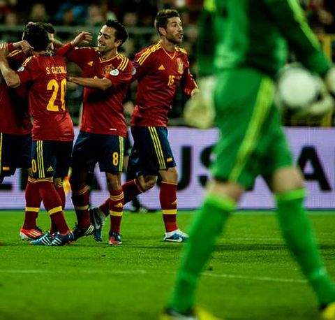 Los jugadores de la selecci�n durante la celebraci�n de uno de los goles del equipo en Minsk.