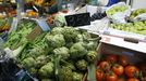 Imagen de archivo de un puesto de frutas y verduras en el mercado de abastos coru��s de la Plaza de Lugo.