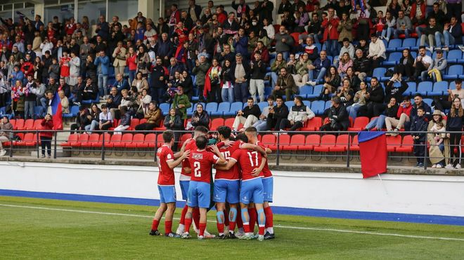 Jugadores de la UD Ourense celebran un gol en O Couto durante la fase de ascenso.