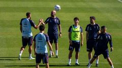 El entenador del Celta, Claudio Gir�ldez, con algunos de sus jugadores y cuerpo t�cnico, en la Cidade Deportiva Afouteza.