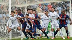 Los jugadores del Real Oviedo defienden un corner ante el Huesca