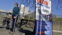 Un hombre camina con muletas por una calle de Oporto durante la pasada campa�a electoral.