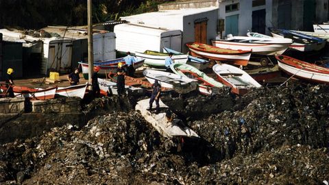 A las diez de la maana del 10 de septiembre de 1996, 200.000 toneladas de basura del vertedero de Bens enterraban O Portio