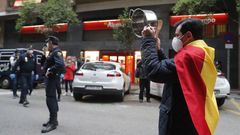 Cacerolada al grito de �Gobierno dimisi�n� en el centro de Madrid sin respetar la distancia de seguridad