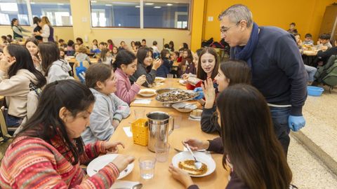 El director del CEIP Fogar de Carballo, Fernando Garea, es uno de los colaboradores del comedor
