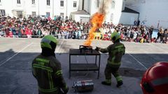 Los bomberos muestran c�mo apagar el fuego de una sart�n