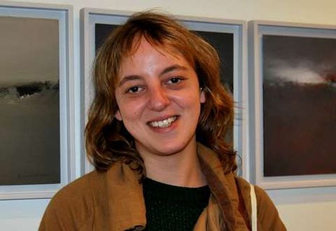 Amelia Palacios, ante su obra en la galer�a Sargadelos.