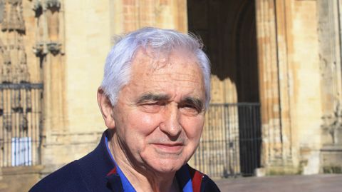  F. Javier Fern�ndez Conde, en la Plaza de la Catedral.