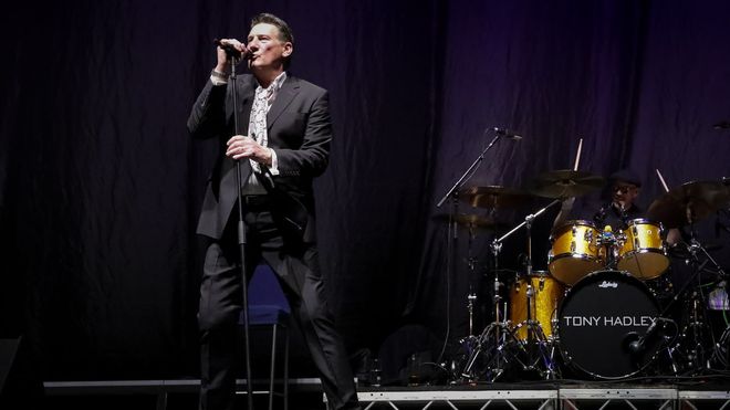 El cantante Tony Hadley, durante una actuaci�n reciente.