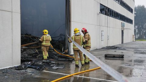 Los bomberos comarcales actuando en el incendio que arras� la nave de Trison en Sada