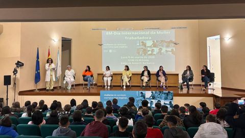 Las ocho trabajadoras del hospital explicaron a los alumnos del instituto ribeirense su trayectoria laboral