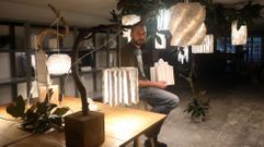 Juan Lens y sus l�mparas de porexp�n en la exposici�n del Mercado Galego da Creatividade, en la tienda de artesanos de A Caldeirer�a.