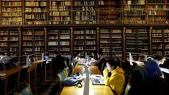 Estudiantes en la biblioteca de la facultad de Xeograf�a en Santiago