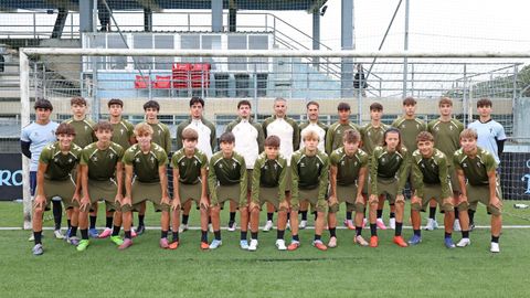 Plantilla y cuerpo t�cnico del Celta Cadete A, uno de los equipos que comenzaron la competici�n este pasado fin de semana.