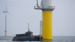 Los t�cnicos son transportados desde tierra hasta los aerogeneradores en el mar para revisar las m�quinas