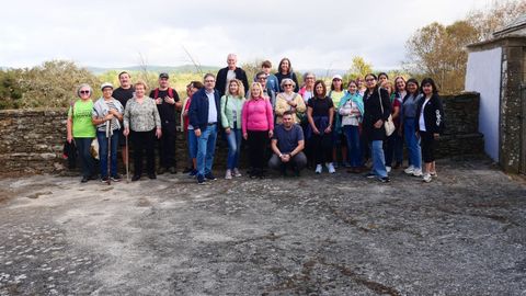 Los caminantes posan en una de las escalas, de camino al campo de A Parte