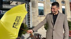 El alcalde de Ponte Caldelas, Andr�s D�az, presenta el modelo de paraguas de pr�stamo