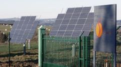 Dos paneles de muestra instalados en el que iba a ser el parque solar de O Saviao
