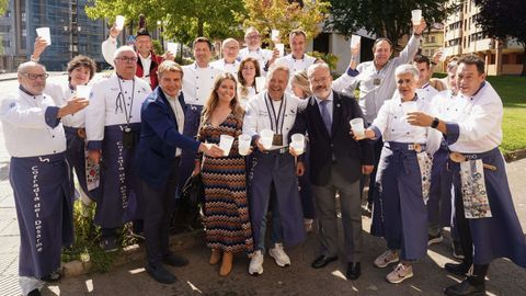 Miguel Angel De Dios, cofrade mayor del Bodegn Teatinos celebra junto a otros cofrades la declaracin de Fiesta de Inters Turstico Nacional que otorga la Secretara de Estado de Turismo, a la fiesta del Desarme de Oviedo, una de las fiestas gastronmicas ms antiguas de Espaa