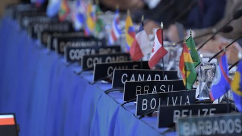 Vista general de los nombres y banderas de los pa�ses de los embajadores ante la OEA durante las sesiones de su 70� Asamblea General 