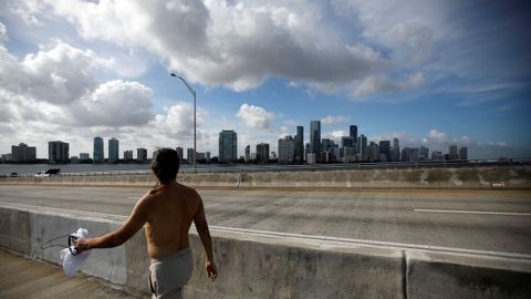 Un residente de Miami pasea por un puente de la ciudad antes de la llegada del hurac�n.