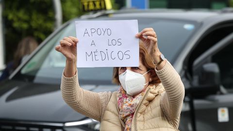 Una señora apoyando a los médicos en la jornada de huelga, frente al CHUO (Ourense).